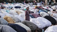 Anak-anak ikut salat.