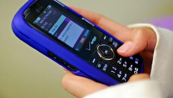 Menulis pesan di ponsel lawas pun ada perjuangannya, karena keypad tidak full qwerty melainkan beberapa huruf ditumpuk di satu tombol. Pasti generasi saat ini agak kagok dengan tombol semacam itu. Foto: Istimewa