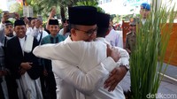 Setelah salat id di Istiqlal, Anies langsung menuju tempatnya bekerja, Balai Kota DKI Jakarta. Tiba di lokasi, Anies disambut Wagub DKI Sandiaga Uno. (Foto: Marlinda Octavia Erwanti/detikcom)