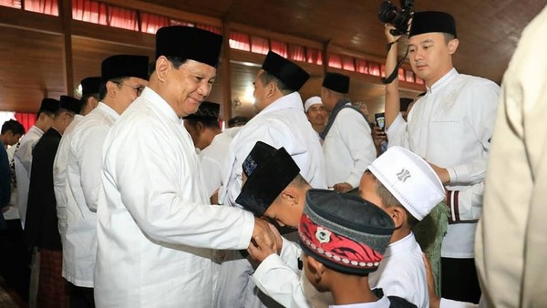 Foto: Suasana Prabowo Lebaran Bareng Warga di Hambalang