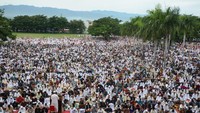 Suasana salat Salat Id di halaman Masjid Agung Darussalam Palu, Sulawesi Tengah (Foto: Dok. ANTARAFOTO/Basri Marzuki)
