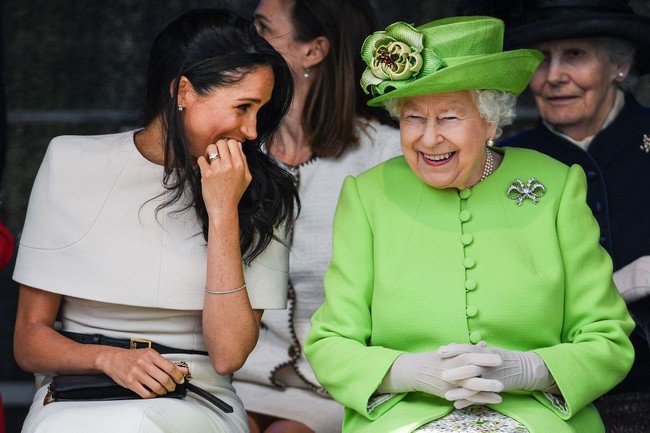 Pada 14 Juni 2018, Meghan Markle untuk pertama kalinya mendampingi Ratu Elizabeth II saat mengunjungi Cheshire. Keduanya tampak sangat akrab. (Foto: Peter Byrne - WPA Pool/Getty Images)