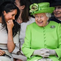 Pada 14 Juni 2018, Meghan Markle untuk pertama kalinya mendampingi Ratu Elizabeth II saat mengunjungi Cheshire. Keduanya tampak sangat akrab. (Foto: Peter Byrne - WPA Pool/Getty Images)