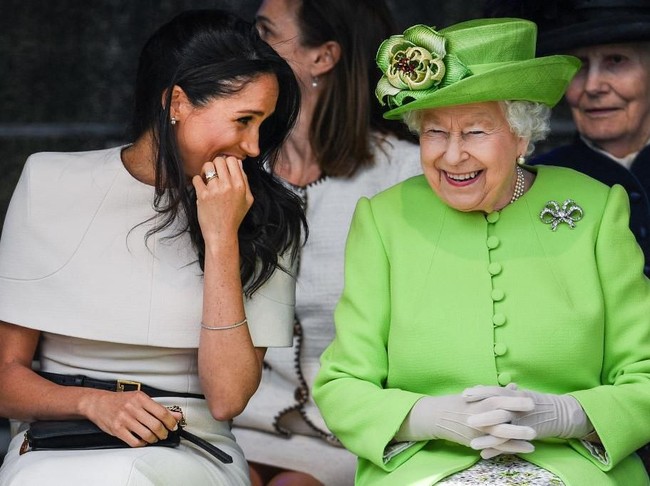 Sesekali keduanya bertukar tawa saat menyaksikan penampilan siswa-siswi SD setempat yang menggemaskan. (Foto: Getty Images)