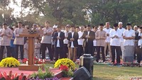 Dalam khotbahnya pria yang akrab disapa Aher itu menilai masyarakat Indonesia khususnya Jabar terkenal dengan keramahan, kepedulian dan sifat gotong royong. Sehingga banyak permasalahan di perkampungan dan daerah bisa terselesaikan oleh masyarakat.