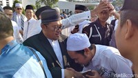 Di akhir khotbah Aher mengucapkan salam perpisahan dan terima kasih pada seluruh warga yang telah membantunya selama memimpin Jabar sejak tahun 2008 lalu. Ia berharap meski sudah tidak lagi menjabat namun silaturahmi bisa terus terjaga dan terbangun.
