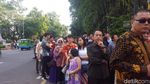 Momen Jokowi Salat Id dan Salami Warga di Bogor