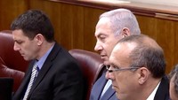Ketua Umum Persaudaraan Alumni 212 Slamet Maarif menyayangkan pertemuan Yahya dengan PM Israel. Dia menilai pertemuan tersebut menyinggung perasaan umat Islam. Tidak usah negosiasi dan tidak perlu dialog dengan negara penjajah yang angkuh dan sombong. Pecat Gus Yahya dari NU karena melanggar UUD 45, ujarnya. (Foto: Dok. Twitter PM Israel)