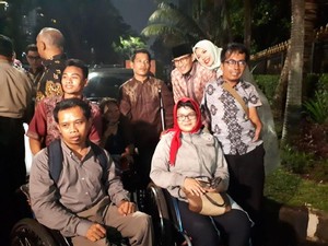Keluar dari Rumah Airlangga, Sandi Diajak Foto Komunitas Difabel