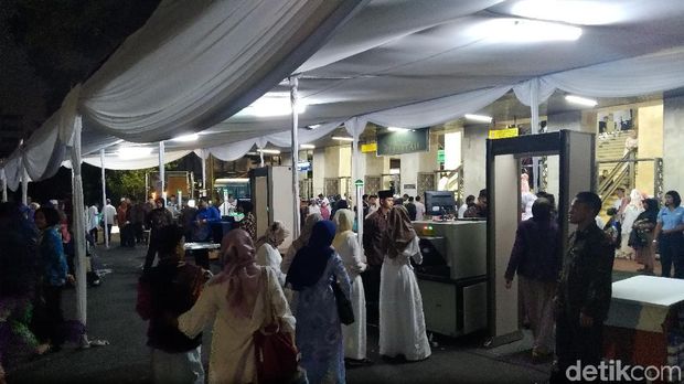 Warga mulai berdatangan ke Masjid Istiqlal untuk salat Id, Jumat (15/8/2018)