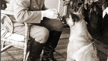 Diktator Adolf Hitler bersama anjing kesayangannya. (Foto: Instagram)