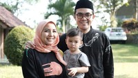 Tya Ariestya yang juga tak kalah kompak. Foto: Lebaran Artis (Instagram)