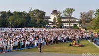 Ribuan warga mengikuti Salat Id di Lapangan Gasibu, Kota Bandung yang dipimpin langsung oleh Imam Besar Masjid Agung Raya Jawa Barat KH Mamum Abdurrohman pada Jumat (15/6/2018) pagi.