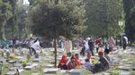 Lebaran, TPU Utan Kayu Ramai Didatangi Peziarah