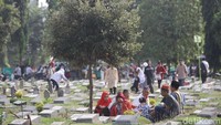 Berziarah dan menyekar ke makam sanak keluarga menjadi penawar rindu saat merayakan hari lebaran.