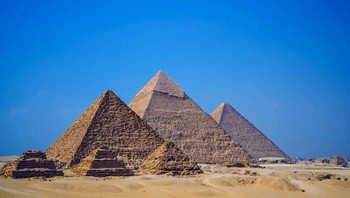 Piramida Agung Giza. Diperkirakan diibangun sekitar 5.000 tahun lalu sebagai bentuk kepercayaan suku Mesir Kuno terhadap Pharaoh dan kehidupan setelah kematian. Para arkeolog masih kelimpungan mengenai siapa yang membangun monumen tersebut, cara membangunnya, hingga alasan di baiik pembangunannya. (Foto: Live Science)