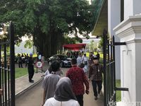 Warga Mulai Datangi Istana Bogor untuk Bersalaman dengan Jokowi