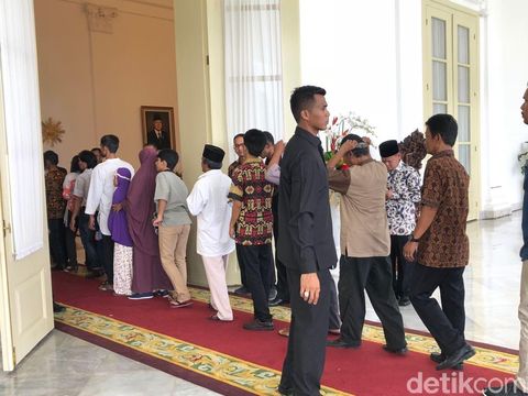 Berkemeja hingga Bersandal, Mereka Antre Bersalaman dengan Jokowi