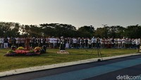 Usai salat, mantan Gubernur Jabar Ahmad Heryawan jadi khatib dan memberi khotbah dengan tema Silaturahmi Memperkuat Persaudaraan dan Persatuan.