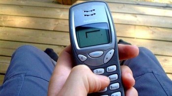 Main Snake di Nokia yang butuh perjuangan agar ular di layar bisa menjadi sepanjang mungkin tanpa menabrak. Foto: Istimewa