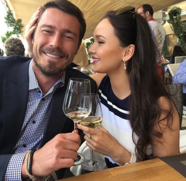 Kisah asmaranya ternyata cukup menjadi sorotan media Rusia. Belakangan, ia digosipkan berpacaran dengan Marat Safin, mantan atlet tenis Rusia yang kini merintis karier di dunia politik. (Foto: Instagram/@aidagarifullina)