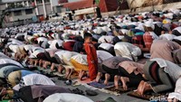 Berdiri sendiri di antara orang yang sujud.