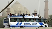 Jelang Hari Raya Idul Fitri 1349 H warga Muslim Pakistan berbondong-bondong melaksanakan mudik Lebaran. Namun, karena takut tak sampai tujuan tepat waktu dan keterbatasan biaya seringkali warga memaksakan diri menaiki bus yang sudah melebihi kuota penampungannya dan akibatnya membahayakan bagi para penumpang. Arif Ali/AFP/Getty Images.