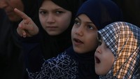 Anak-anak kecil juga turut ikut ke area salat Id (Foto: Dok. REUTERS/Ibraheem Abu Mustafa)