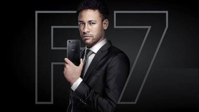 Neymar dan ponsel Oppo. Foto: istimewa Neymar dan ponsel Oppo. Foto: istimewa