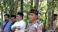 Foto: Polisi pun menyisir lokasi kebun tersebut guna memastikan insiden ular serang manusia tak terulang lagi (Dok Polres Muna)