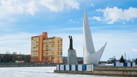 Adapun jejak peninggalan pendudukan Jerman dapat dilihat di Gerbang Brandenburg yang masih bertahan hingga kini di kawasan nelayan Kaliningrad. Tak hanya itu, kota ini memiliki bangunan-bangunan bergaya Abad Pertengahan yang dibangun ulang (russia.travel.official/Instagram)