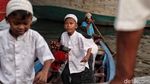 Anak-anak dan Keceriaan Salat Id di Pelabuhan Sunda Kelapa