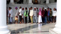 Penampakan antrean warga yang akan bertemu dan bersalaman dengan Jokowi (Jordan-detik)