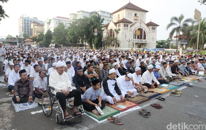 Umat Muslim melaksanakan sholat Idul Fitri di kawasan Jatinegara, Jakarta, Jumat (15/6/2018). Sholat Ied dilaksanakan di salah satu jalan protokol di Jatinegara
