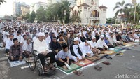 Para jamaah mendengarkan khotbah Idul Fitri.
