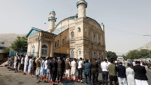 Potret Khusyuknya Salat Id dari Irak Hingga Afghanistan