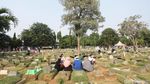 Lebaran, TPU Utan Kayu Ramai Didatangi Peziarah
