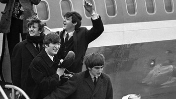 Kedatangan pertama The Beatles ke Amerika Serikat yang mengawali British Invasion di bidang musik. Foto: Instagram
