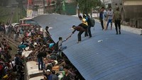 Kebanyakan warga yang menaiki atap kereta api ini dikarenakan mereka tak memiliki tiket untuk naik ke gerbong kereta, sehingga memilih menaiki atap kereta api untuk menumpang. Meskipun berbahaya mereka tidak jera untuk melakukan hal tersebut tiap tahunnya. Allison Joyce/Getty Images.