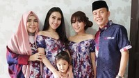 Gaya busana keluarga Ayu Ting Ting ini menuai cibiran karena memperlihatkan bagian pundaknya. Foto: Instagram/@ayutingting