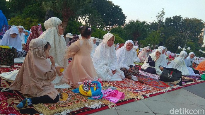 Ini Pesan Risma ke Warga Usai Salat Id di Taman Surya