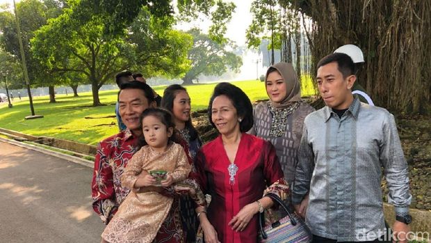 KSP Moeldoko dan keluarga