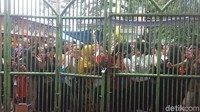 Sejumlah kaum ibu-ibu kecewa tak bisa bertemu Jokowi karena waktu halalbihalal telah melewati batas (Foto: Zunita Amalia Putri/detikcom)