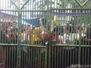 Teriakan Warga di Luar Istana yang Kehabisan Waktu Ketemu Jokowi
