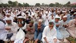 Potret Khusyuknya Salat Id dari Irak Hingga Afghanistan