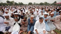 Salat Idul fitri di sebuah taman di Peshawar, Pakistan.  (Foto: Dok. REUTERS/Fayaz Aziz)