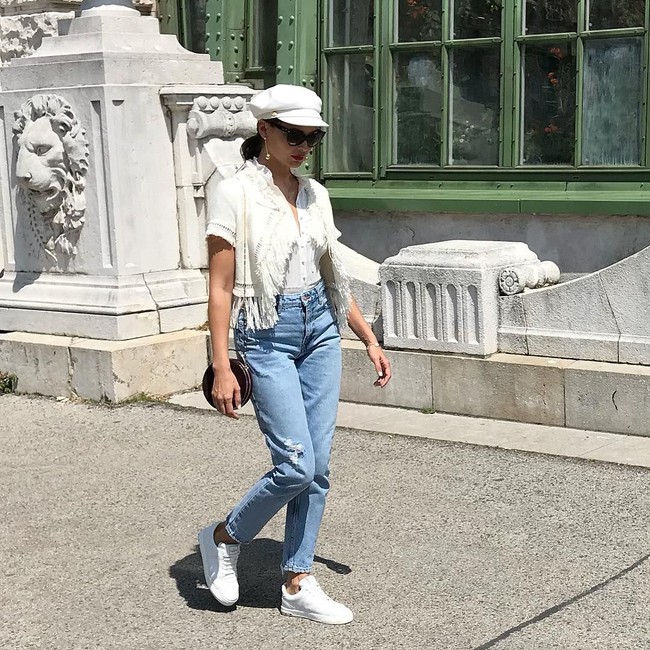 Salah satu gaya kasual kekinian andalan Aida: boyfriend jeans berpadu blus putih beraksen ronceng dan topi baret, berikut sneakers putih. Sporty chic! (Foto: Instagram/@aidagarifullina)