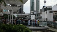 Pelaksanaan salat Idul Fitri di Kuala Lumpur Tower, Kuala Lumpur, Malaysia, Jumat (15/6/2018). Istimewa/Mohd Rasfan/AFP/Getty Images.