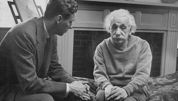 Foto Albert Einsten dengan Cord Meyer, Jr pada tahun 1948. Foto ini selalu diklaim Einsten bersama terapisnya, namun ia sebenarnya bersama dengan Cord Meyer yang merupakan seorang agen CIA. Dalam foto ini diceritakan bahwan mereka sedang mendiskusikan bagaimana sikap Rusia terhadap pemerintahan dunia. (Foto: Instagram) 