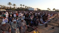 Warga muslim Palestina menggelar salat Id di sisi selatan Jalur Gaza (Foto: Dok. REUTERS/Ibraheem Abu Mustafa)